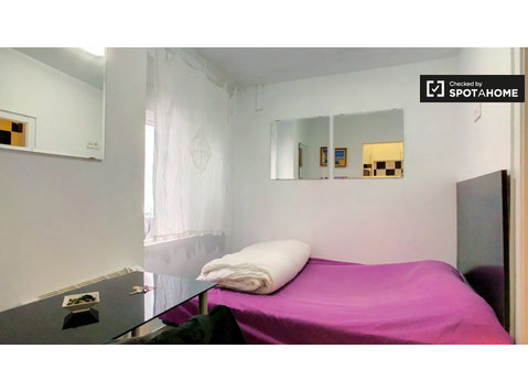 Room for rent in 4-bedroom apartment in Tetuán, Madrid - Til leje