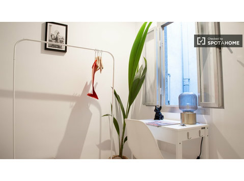 Room for rent in 4-bedroom apartment in Tetuán, Madrid - For Rent