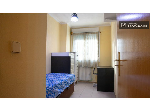Chambre à louer dans un appartement de 4 chambres à Usera,… - À louer
