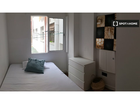 Room for rent in 4-bedroom apartment in Ventas, Madrid - Te Huur