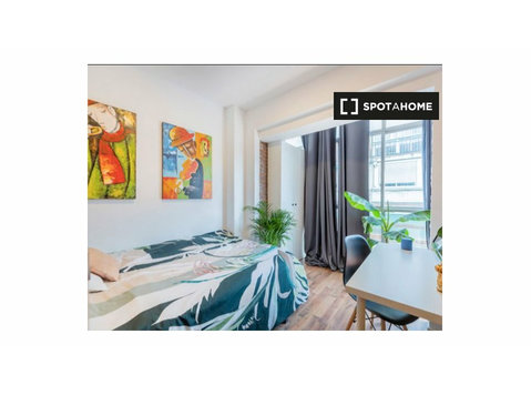 Room for rent in 4-bedroom apartment in Ventas, Madrid - For Rent