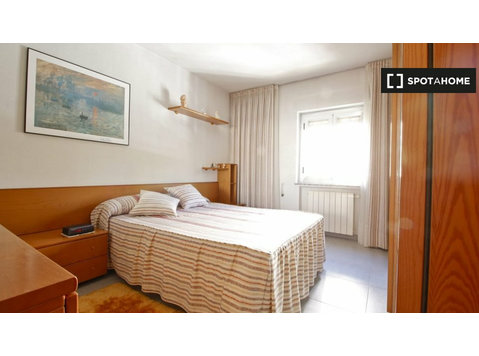 Room for rent in 4-bedroom apartment in Villaverde, Madrid - Аренда