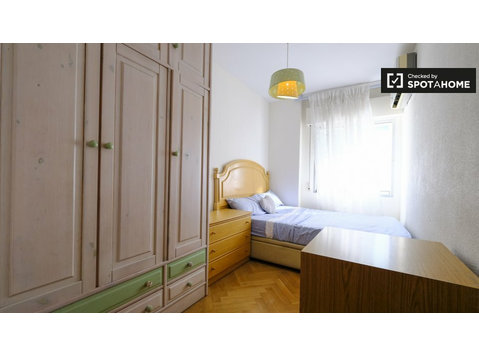 Chambre à louer dans appartement de 4 chambres à Villaverde… - À louer