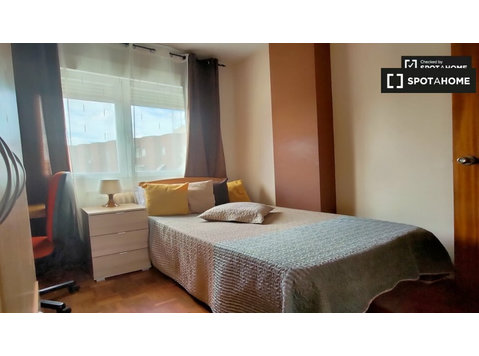 Alcala de Henares'de 5 yatak odalı dairede kiralık oda - Kiralık