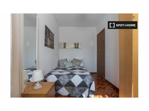 Chambre à louer dans un appartement de 5 chambres à Alcalá… - À louer