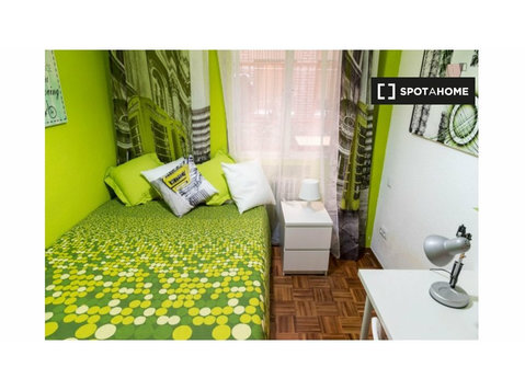 Room for rent in 5-bedroom apartment in Alcalá de Henares - เพื่อให้เช่า