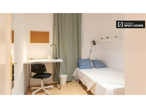 Pokój do wynajęcia w mieszkaniu z 5 sypialniami w Almagro w… - Do wynajęcia