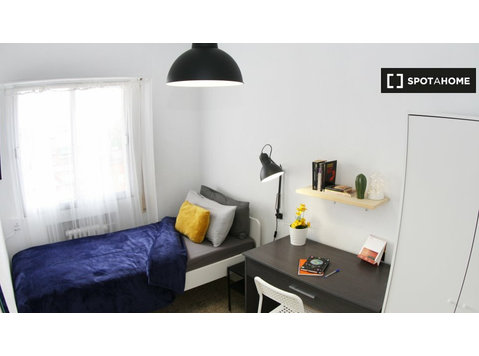 Aluche, Madrid'de 5 yatak odalı dairede kiralık oda - Kiralık