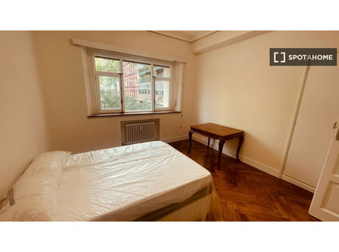 Arganzuela, Madrid'de 5 yatak odalı dairede kiralık oda - Kiralık