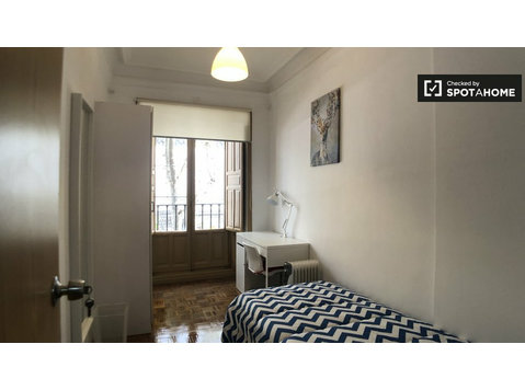 Room for rent in 5-bedroom apartment in Argüelles, Madrid - For Rent