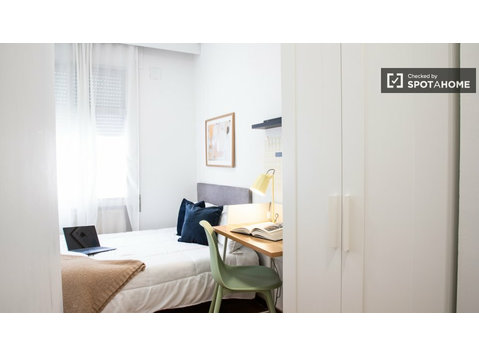 Room for rent in 5-bedroom apartment in Argüelles, Madrid - Te Huur