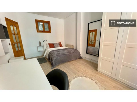Pokój do wynajęcia w mieszkaniu z 5 sypialniami w C. De La… - Do wynajęcia
