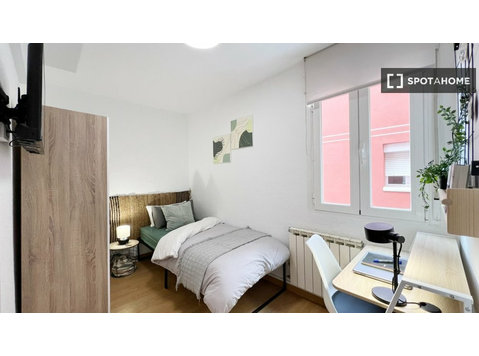 Madrid, Campamento'da 5 yatak odalı dairede kiralık oda - Kiralık