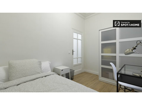 Room for rent in 5-bedroom apartment in Centro, Madrid - Annan üürile