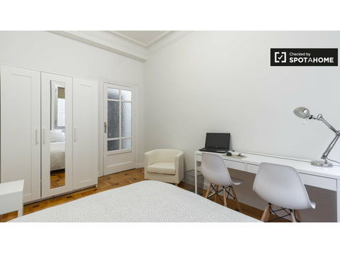 Room for rent in 5-bedroom apartment in Centro, Madrid - For Rent