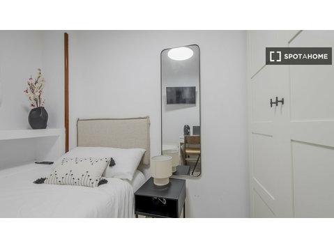 Madrid, Chamartín'de 5 yatak odalı dairede kiralık oda - Kiralık