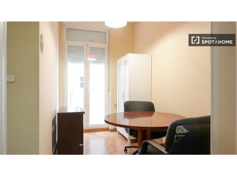 Quarto para alugar em apartamento de 5 quartos em Chamberí,… - Aluguel