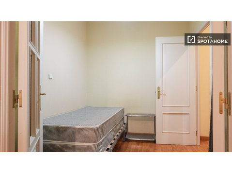 Se alquila habitación en piso de 5 dormitorios en Chamberí,… - Alquiler