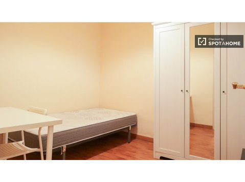 Pokój do wynajęcia w 5-pokojowym mieszkaniu w Chamberí w… - Do wynajęcia