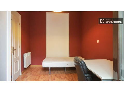 Zimmer zu vermieten in 5-Zimmer-Wohnung in Chamberí, Madrid - Zu Vermieten