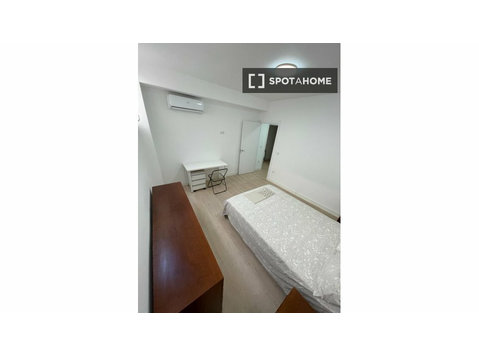 Quarto para alugar em apartamento de 5 quartos em Chamberí,… - Aluguel