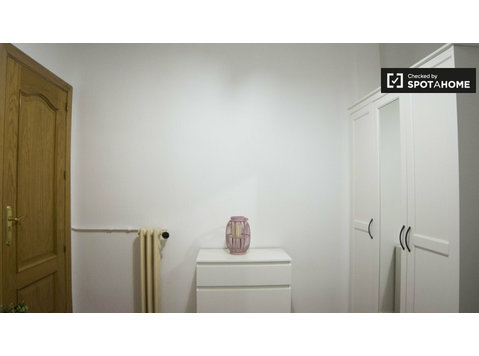 Quarto para alugar em apartamento de 5 quartos em Cuatro… - Aluguel