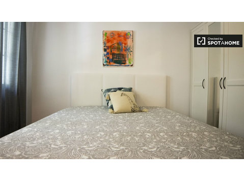 Room for rent in 5-bedroom apartment in Cuatro Caminos - K pronájmu