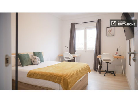 Room for rent in 5-bedroom apartment in Delicias, Madrid - For Rent