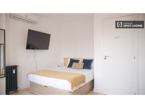 Chambre à louer dans un appartement de 5 chambres à… - À louer