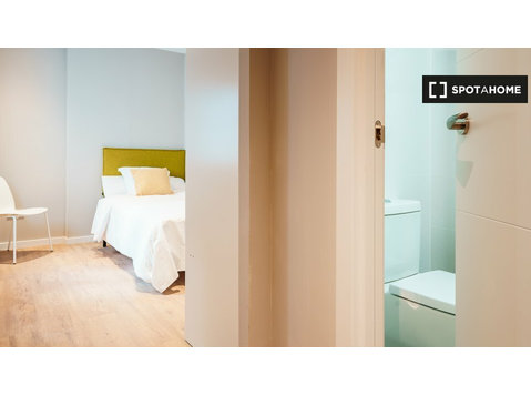 Getafe, Madrid'de 5 yatak odalı dairede kiralık oda - Kiralık
