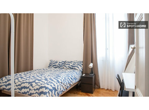 Gran Vía, Madrid'de 5 yatak odalı dairede kiralık oda - Kiralık