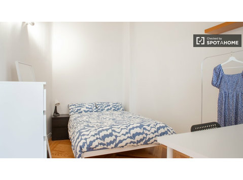 Gran Vía, Madrid'de 5 yatak odalı dairede kiralık oda - Kiralık
