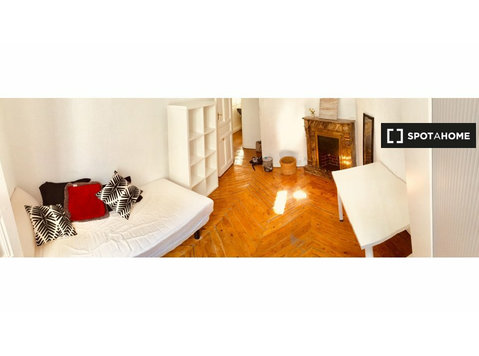 Room for rent in 5-bedroom apartment in Justicia, Madrid - Annan üürile