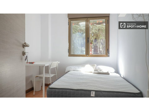 La Elipa, Madrid'de 5 yatak odalı dairede kiralık oda - Kiralık