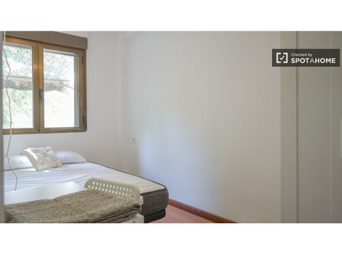 Room for rent in 5-bedroom apartment in La Elipa, Madrid - Na prenájom