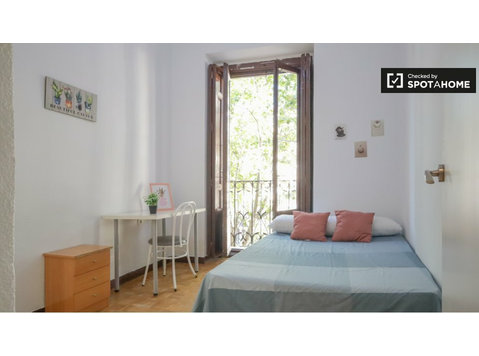 Room for rent in 5-bedroom apartment in La Latina - Под Кирија