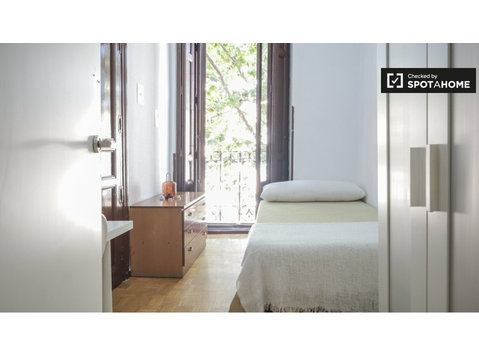 Quarto para alugar em apartamento de 5 quartos em La Latina - Aluguel