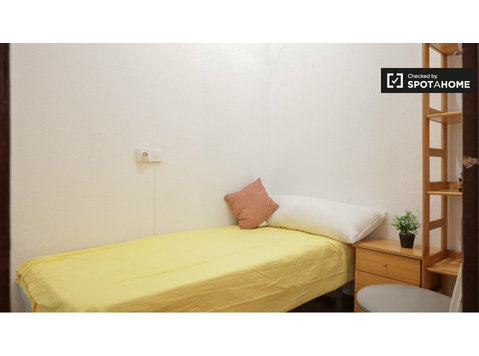 Se alquila habitación en piso de 5 habitaciones en La Latina - Alquiler
