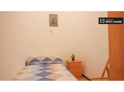 Zimmer zur Miete in 5-Zimmer-Wohnung in La Latina - Zu Vermieten