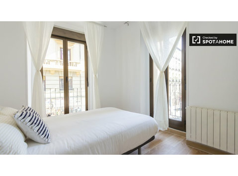 Zimmer zu vermieten in 5-Zimmer-Wohnung in Lavapiés, Madrid - Zu Vermieten