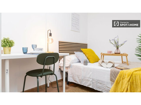 Chambre à louer dans un appartement de 5 chambres à… - À louer