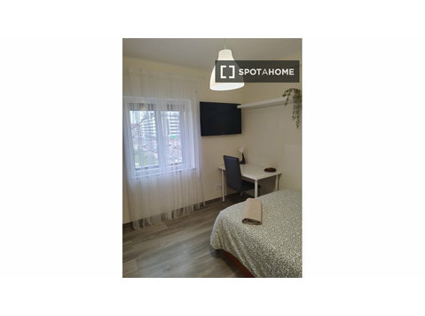 Los Angeles, Madrid'de 5 yatak odalı dairede kiralık oda - Kiralık