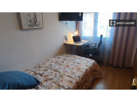 Madrid'de 5 yatak odalı dairede kiralık oda - Kiralık