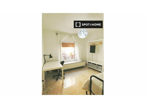 Madrid'de 5 yatak odalı dairede kiralık oda - Kiralık