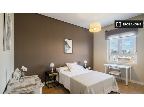 Se alquila habitación en piso de 5 habitaciones en Madrid - Alquiler