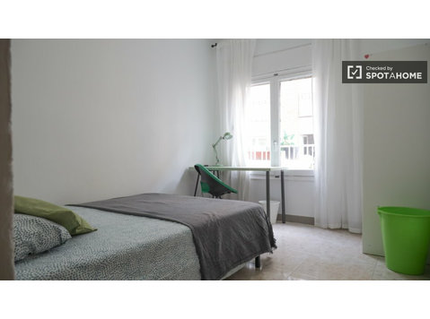 Room for rent in 5-bedroom apartment in Madrid - K pronájmu