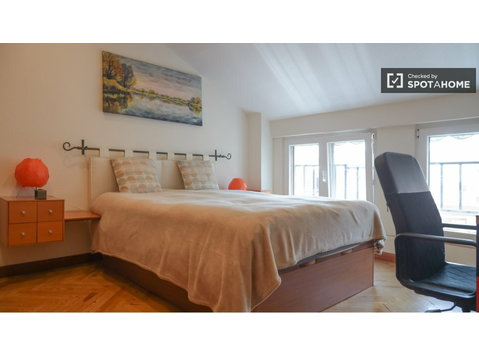 Room for rent in 5-bedroom apartment in Madrid - الإيجار
