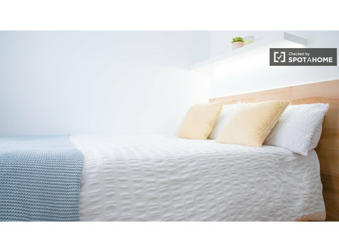 Room for rent in 5-bedroom apartment in Madrid - Til Leie