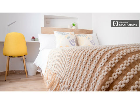 Zimmer zu vermieten in 5-Zimmer-Wohnung in Madrid - Zu Vermieten