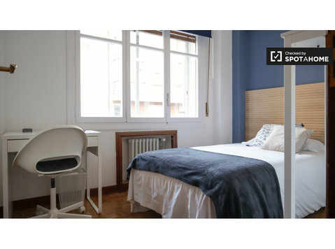 Pokój do wynajęcia w mieszkaniu z 5 sypialniami w Madrycie - Do wynajęcia